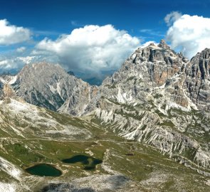 Pohled do údolí pod horou Monte Paterno a Sextenské Dolomity