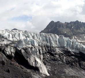 Konec ledovce Těrskol v pohoří Kavkaz