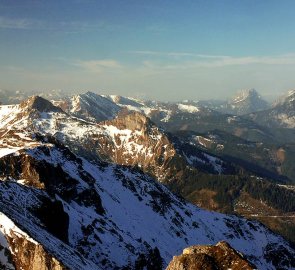 Pohled na hřeben Eisenerzských Alp a okolní horstvo