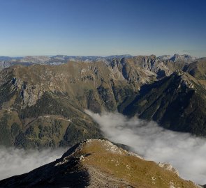 Eisenerzská Alpy a Hochschwab z vrcholu hory Gösseck