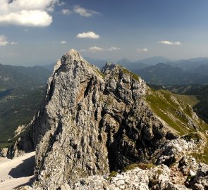 Pohled z hřebene na horu Koschutnik Turm, v pozadí v pravo Kamnické Alpy