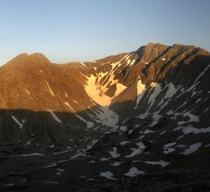 První paprsky slunce na masivu hory Geierhaupt