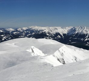 Pohled z hory Kratugarten Kogel na nejvýchodnější část Hochschwabu, v pozadí pohoří Veitsch Alpe