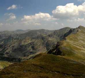 Pohoří Paring z hory Carja, v pozadí nejvyšší hora Parangul Mare