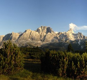 Podvečerní pohled na horu Sorapiss v Dolomitech