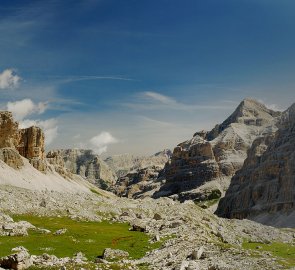 The mountain cauldron in the Tofan group, on the right Tofana di Rozes