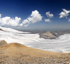 Východní Elbrus a mohutný ledovec Frozen field ze sedla Irikčat