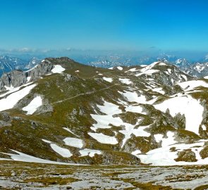 Pohled z vrcholu Hochschwab na západní část pohoří a okolní hory