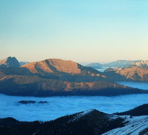 Pohled na Ennstálské Alpy během západu slunce v Seckauských Taurách