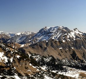Pohled na hlavní hřeben Eisenerzer Alpen a nejvyšší horu Eisenerzer Reichenstein 2165 m.