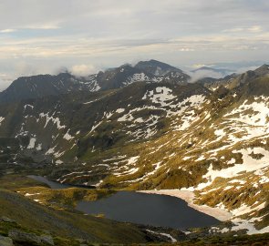 Pohled z vrcholu Gr. Knallstein na jezera Weissen See a Ahorn See v Schladminských Taurách
