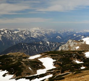 Pohled na Veitsch Alpe a Hochschwab z vrcholu hory Windberg
