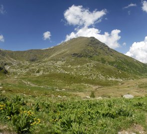 Pohled na horu Kreis Kogel z horského údolí Ochsenboden