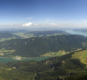 Jezera Mondsee a Attersee  z vrcholu Schafberg