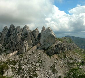 Věže Zubci, vlevo hora Bandijerna 2 409 m n. m.