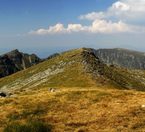 Pohled na hory Carja, Stoienita a Gemanarea z výstupu na Parangul Mare