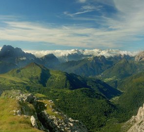 Pohled z hory Lagazuoi na Marmoladu a Dolomity