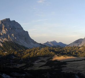 Večerní pohled na hory Brandstein a Ebenstein, na planině se nachází salaše Pfaffing Alm