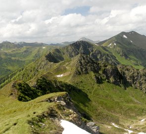 Pohled na hřeben Wölzer Tauern v pozadí Breiteckkoppe