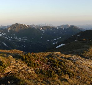 Pohled na ranní Rottenmannské Taury z hory Steinwand Kogel 2 132 m n. m.