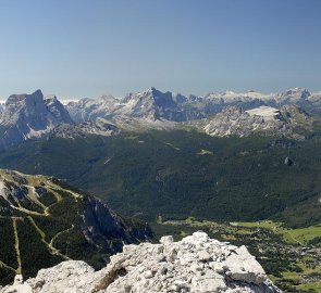 Cortina d Ampezzo z vrcholu Cime di Mezzo, z prava Tofany, Marmolada, Civeta, Monte Pelmo a Sorapiss