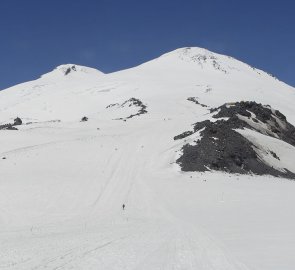 Západní a východní vrchol Elbrusu z cesty na Prijut 11