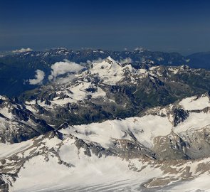 Kavkaz ze sedla mezi východním a západním Elbrusem