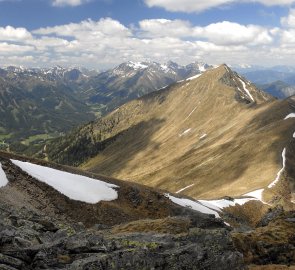 Pohled z hory Sonntags Kogel na horu Geier Kogel a Rottenmannské Taury