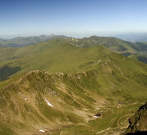 Pohled na pohoří Rodna z hory Vf. Ineu 2 279 m n. m.