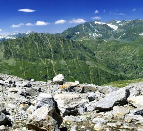 Pohled na pohoří Vanoise (vlevo) a masiv Mont Blancu (vpravo)