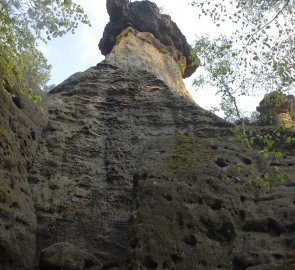 Pohled na skalní útvar Pokličky  v CHKO Kokořínsko-Máchův kraj