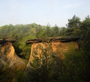 Pohled na skalní útvar Pokličky v CHKO Kokořínsko-Máchův kraj