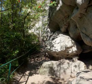 Kamenné schody se zábradlím v Prachovských skalách