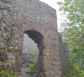 Vstupní brána do hradu Ralsko