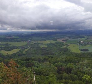 Pohled z vrcholu Ralska na Lužické hory a České středohoří