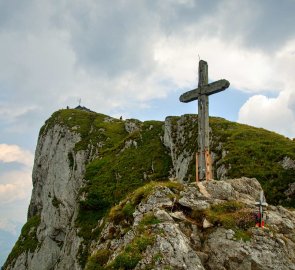Kříž pod vrcholem Schafbergu.