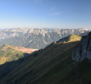 Zpětný pohled na stezku a východní část pohoří Hochschwab