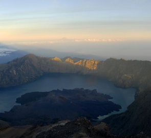 Z vrcholu Gunung Rinjani pohled na jezero Segara Anak a menší sopku v kaldeře