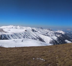 Pohled z vrcholu na pohoří Schneealpe