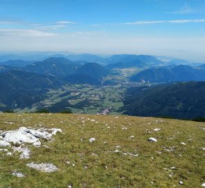 Pohled z pohoří směrem na Puchberg am Schneeberg
