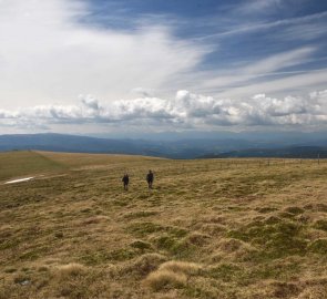 Stoupáme po širokém hřebeni na horu Fuchskogel, v pozadí Savinjské Alpy ve Slovinsku