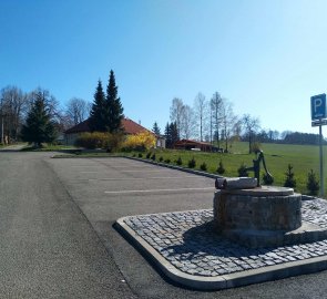 Parkoviště v obci Sendraž