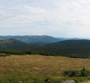 Pohled na najvyšší partie pohoří Hrubý Jeseník
