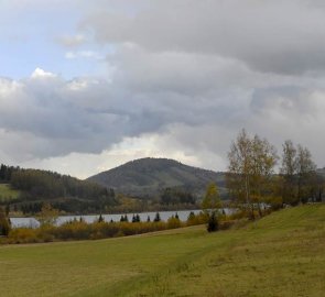 Pohled na přehradní nádrž Slezská Harta a Liščí vrch
