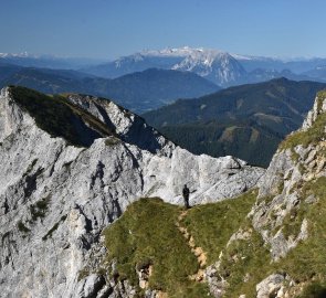 Stezka z hory Rifler vede krásnou krajinou s výhledem na Dachstein