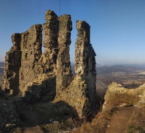 Horní část hradu Šumbruk a pohled směrem na Krušné hory