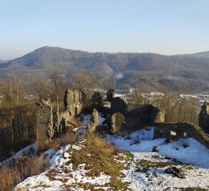 Pohled na spodní část hradu Šumburk a Doupovské hory