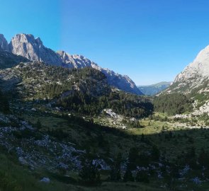 Horské údolí, kterým vede stezka do Černé Hory