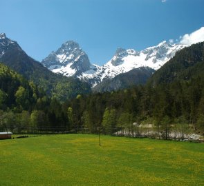 Pohoří Totes Gebirge - pohled z údolí od Hinterstoderu