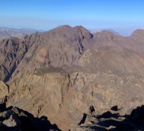 Pohled z vrcholu Jebel Toubkal 4 167 m - Maroko, Vysoký Atlas
